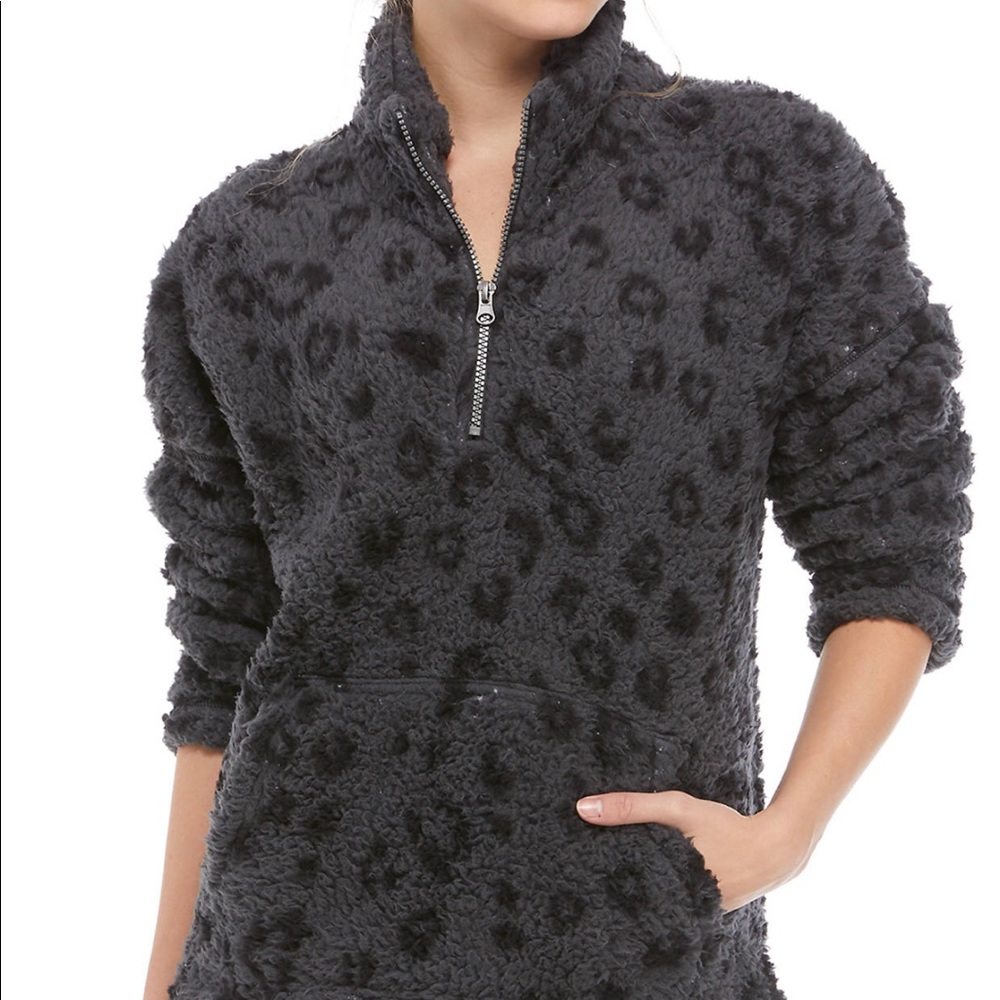 Beautiful & soft gray/black leopard print pullover